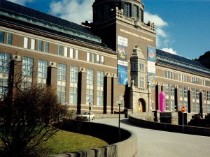 The Swedish Museum of Natural History - my old workplace. I was on the top floor, to the right of the entrance. And yes, that's a giant pink condom in front of the building. Don't ask.